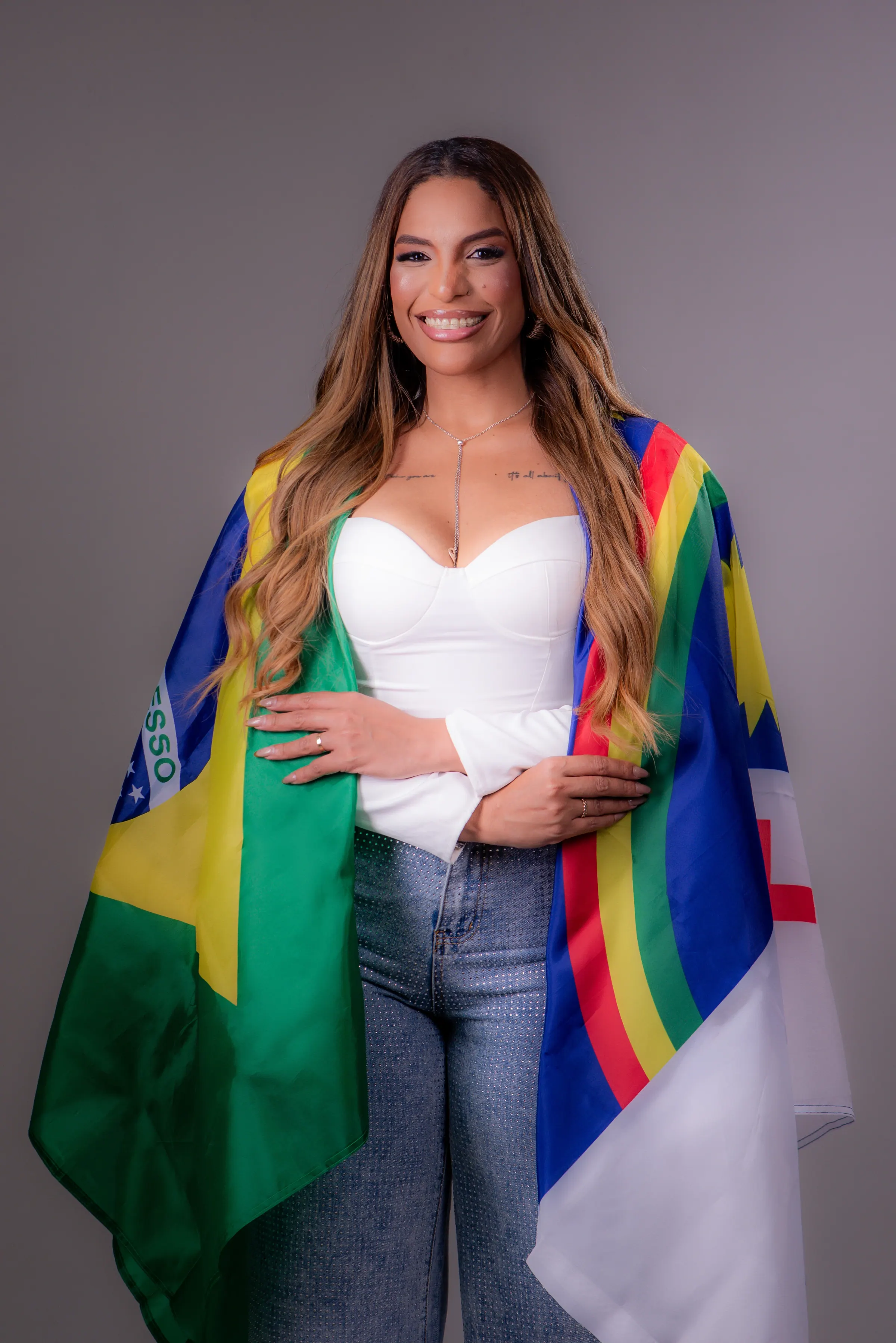 Dany Miller em ensaio editorial com bandeiras do Brasil e de Pernambuco