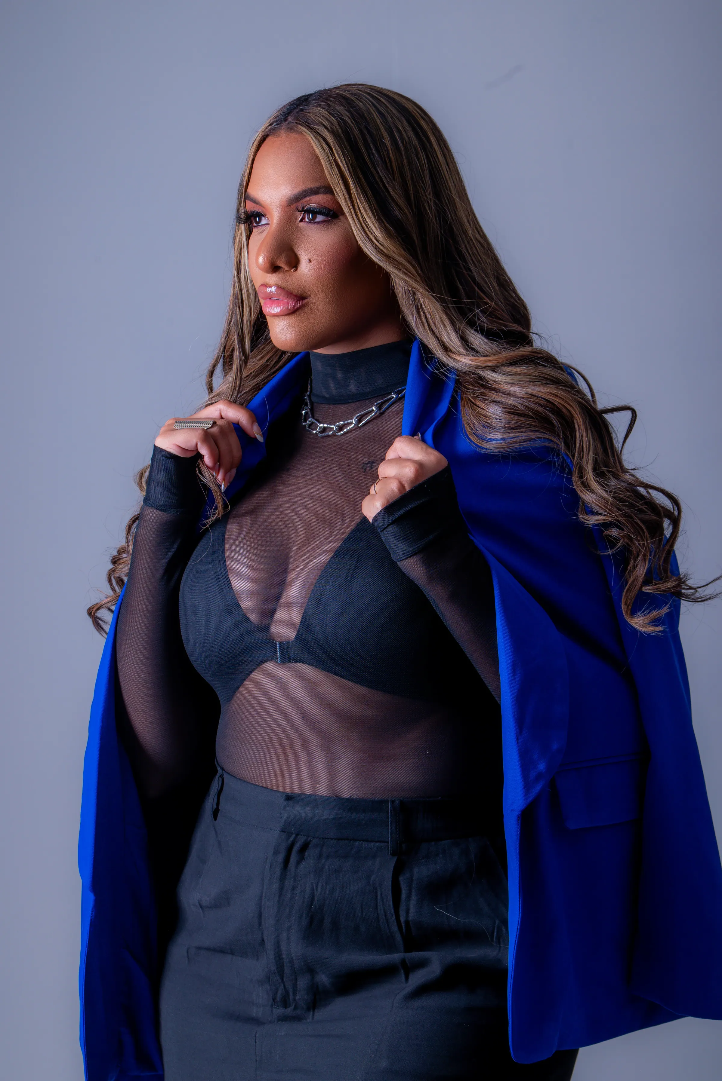 Dany Miller em estúdio com blazer azul cobalto